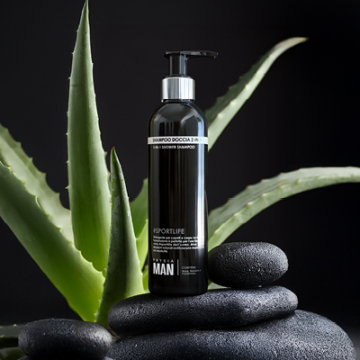 immagine del prodotto dello shampoo da uomo su sfondo scuro  con sassi neri e aloe vera